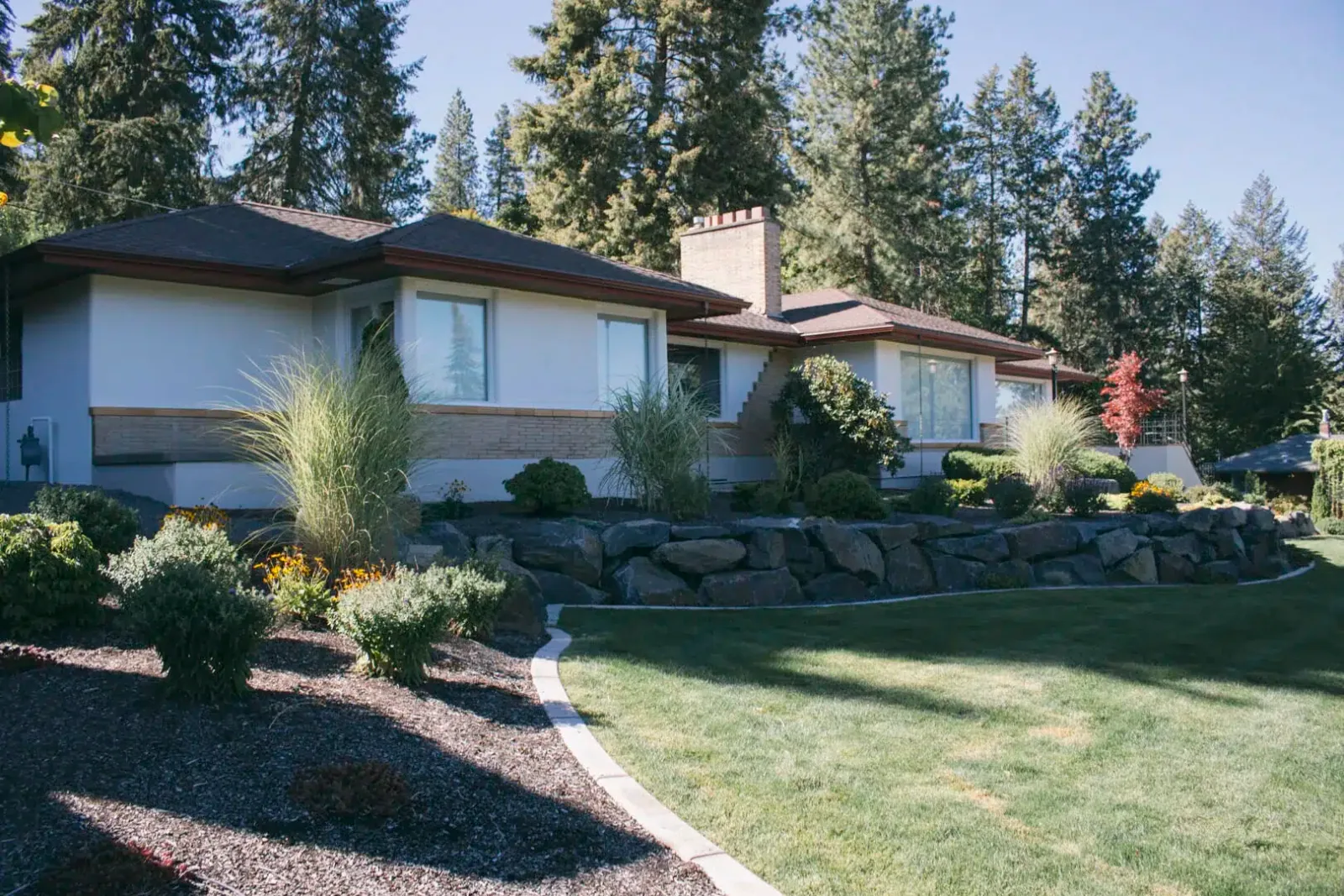Landscape Retaining Wall for Sloped Front Yard